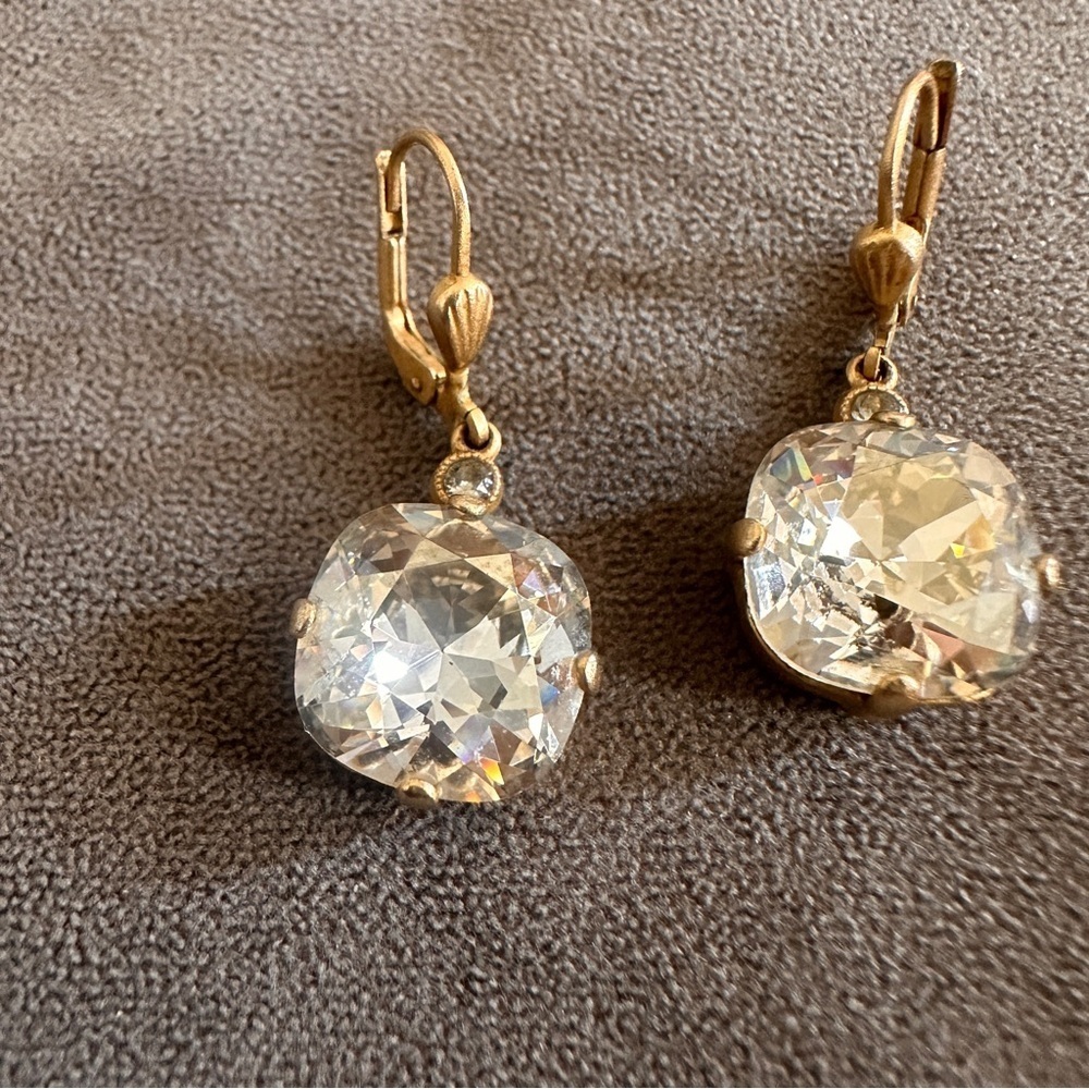 Elegant Vintage-Style Gold Leverback Earrings Cushion Cut Crystal Drops Sparkle - Picture 6 of 7